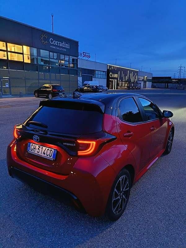 Usata Toyota Yaris Hybrid 116 CV (85 kW) 2021 Rosso Utilitaria