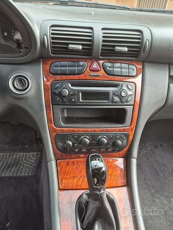 Usata Mercedes 220 150 CV (110 kW) 2003 Grigio Berlina