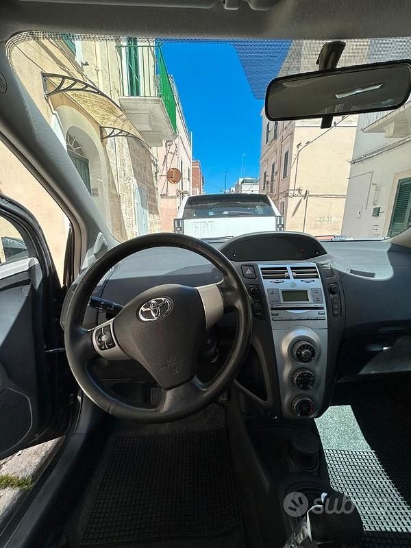 Usata Toyota Yaris 90 CV (66 kW) 2007 Nero Utilitaria