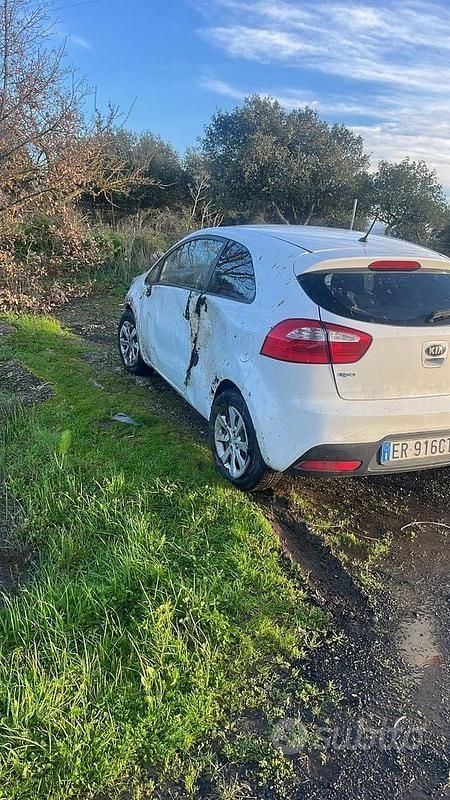 Usata Kia Rio 75 CV (55 kW) 2013 Bianco Berlina