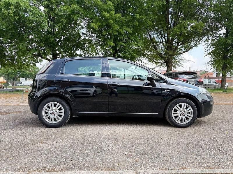 Usata Fiat Punto Young 75 CV (55 kW) 2015 Nero Utilitaria