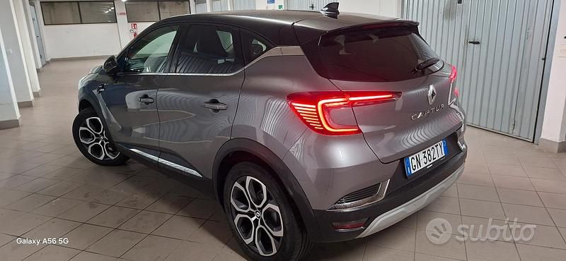 Usata Renault Captur 100 CV (73 kW) 2023 Grigio SUV