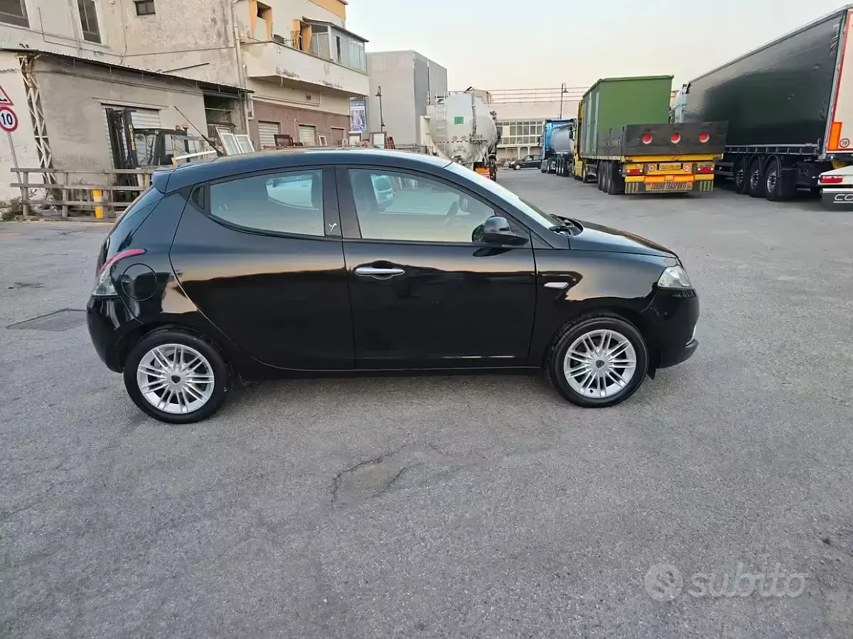 Usata Lancia Ypsilon Gold 69 CV (50 kW) 2017 Nero Utilitaria