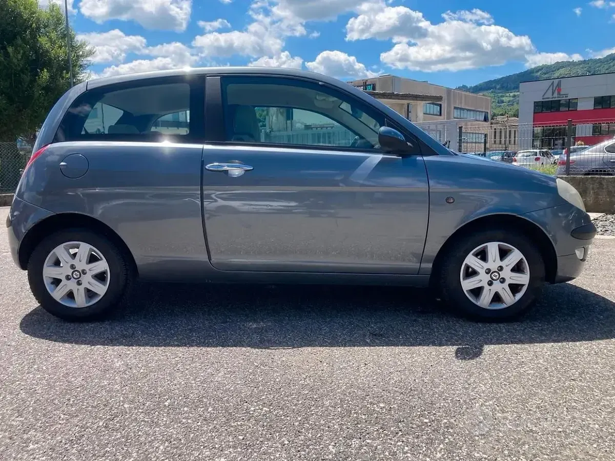 Usata Lancia Ypsilon 60 CV (44 kW) 2006 Grigio Utilitaria