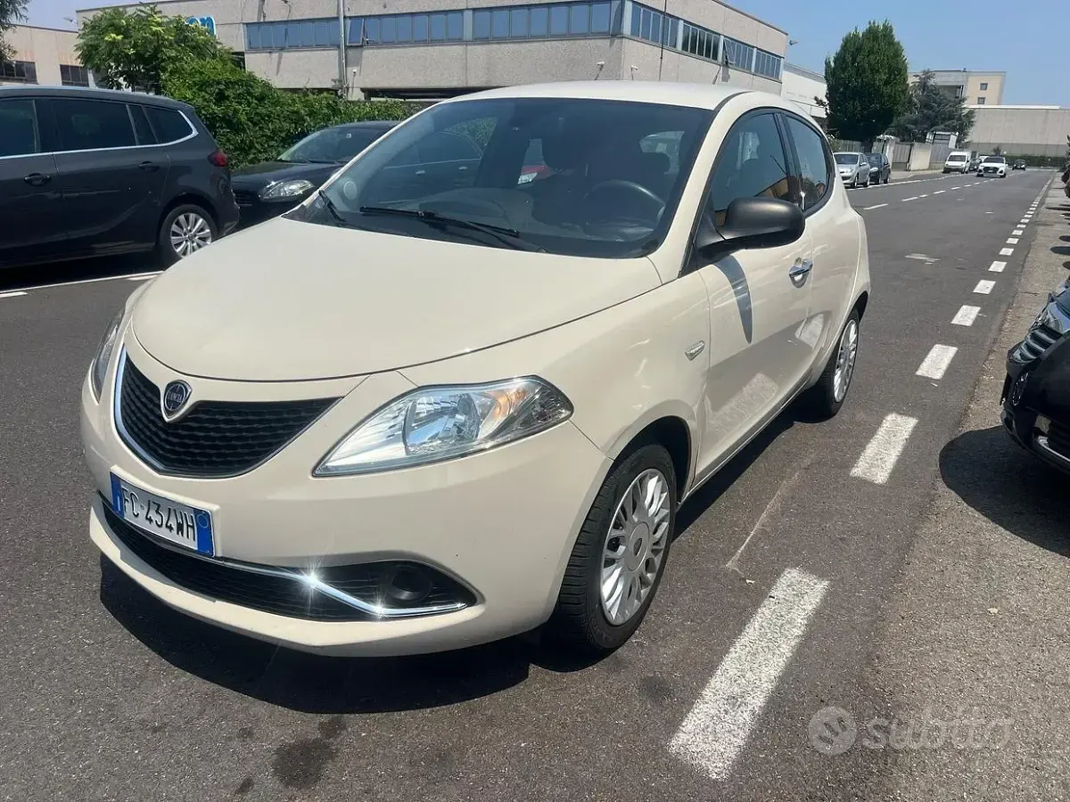 Usata Lancia Ypsilon Platinum 69 CV (50 kW) 2016 Giallo Utilitaria