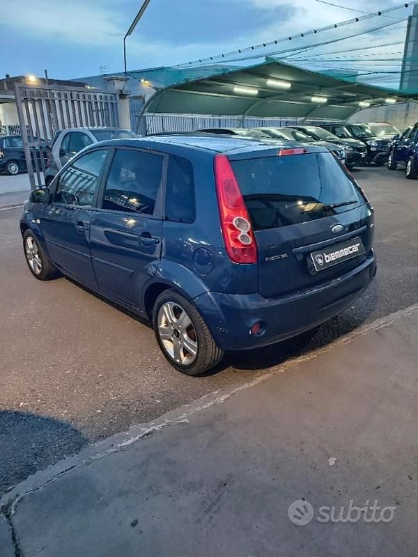 Usata Ford Fiesta Titanium 68 CV (50 kW) 2008 Grigio Berlina