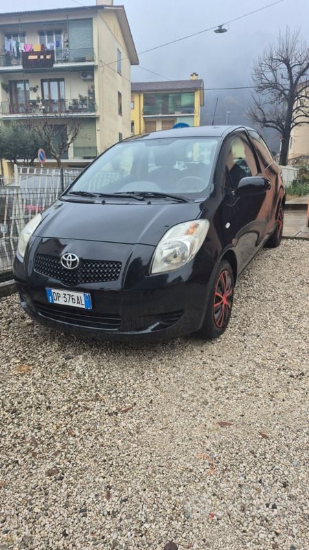 Nero Usata 2009 Toyota Yaris Due volumi | 2600 € (Ottimo prezzo) - Immagine 1/3