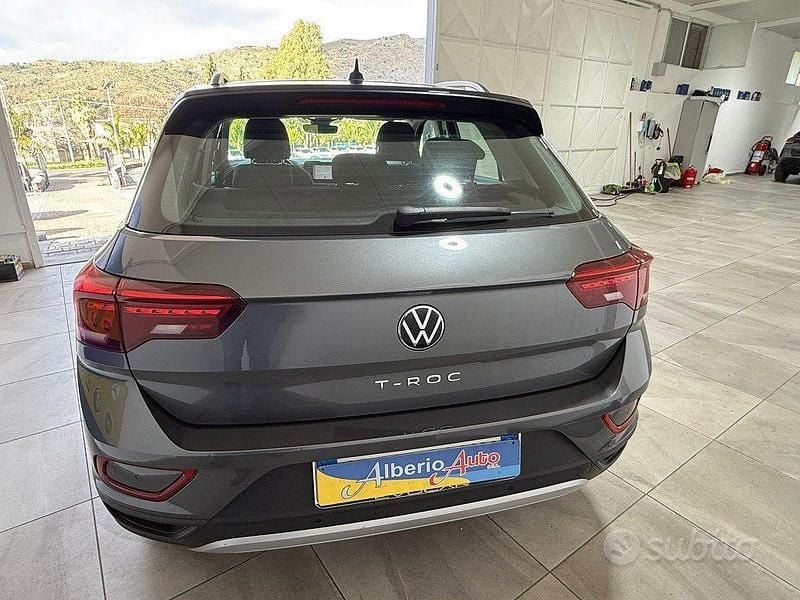 Usata VW T-Roc R-line 150 CV (110 kW) 2023 Grigio scuro SUV