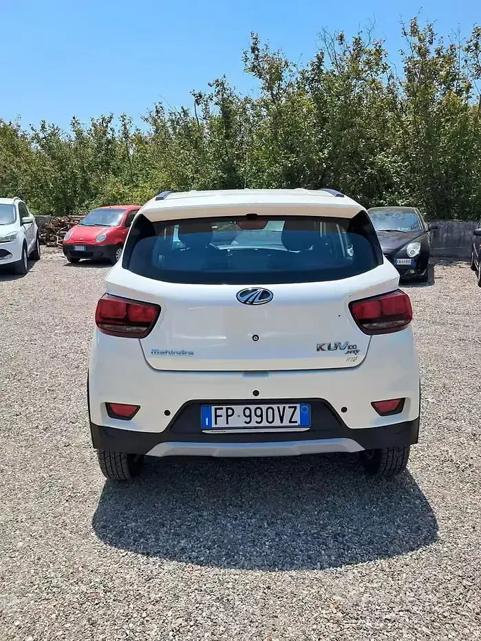 Usata Mahindra KUV100 83 CV (61 kW) 2018 Bianco SUV