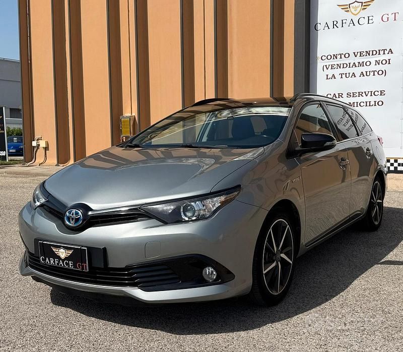 Usata Toyota Auris Hybrid Lounge 99 CV (72 kW) 2017 Grigio Station wagon