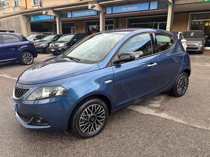Usata Lancia Ypsilon Platinum 69 CV (50 kW) 2024 270 blu elegante Utilitaria