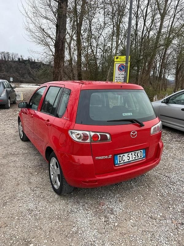 Begagnad Mazda 2 68 HK (50 kW) 2006 Röd Sedan