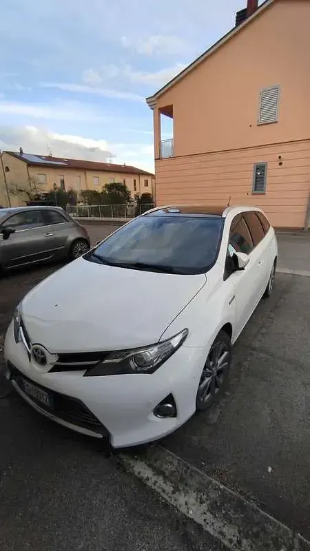 Usata Toyota Auris Hybrid Lounge 99 CV (72 kW) 2013 Bianco Station wagon