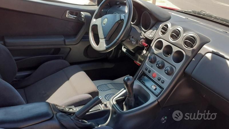 Usata Alfa Romeo GTV 165 CV (121 kW) 2004 Rosso Coupé