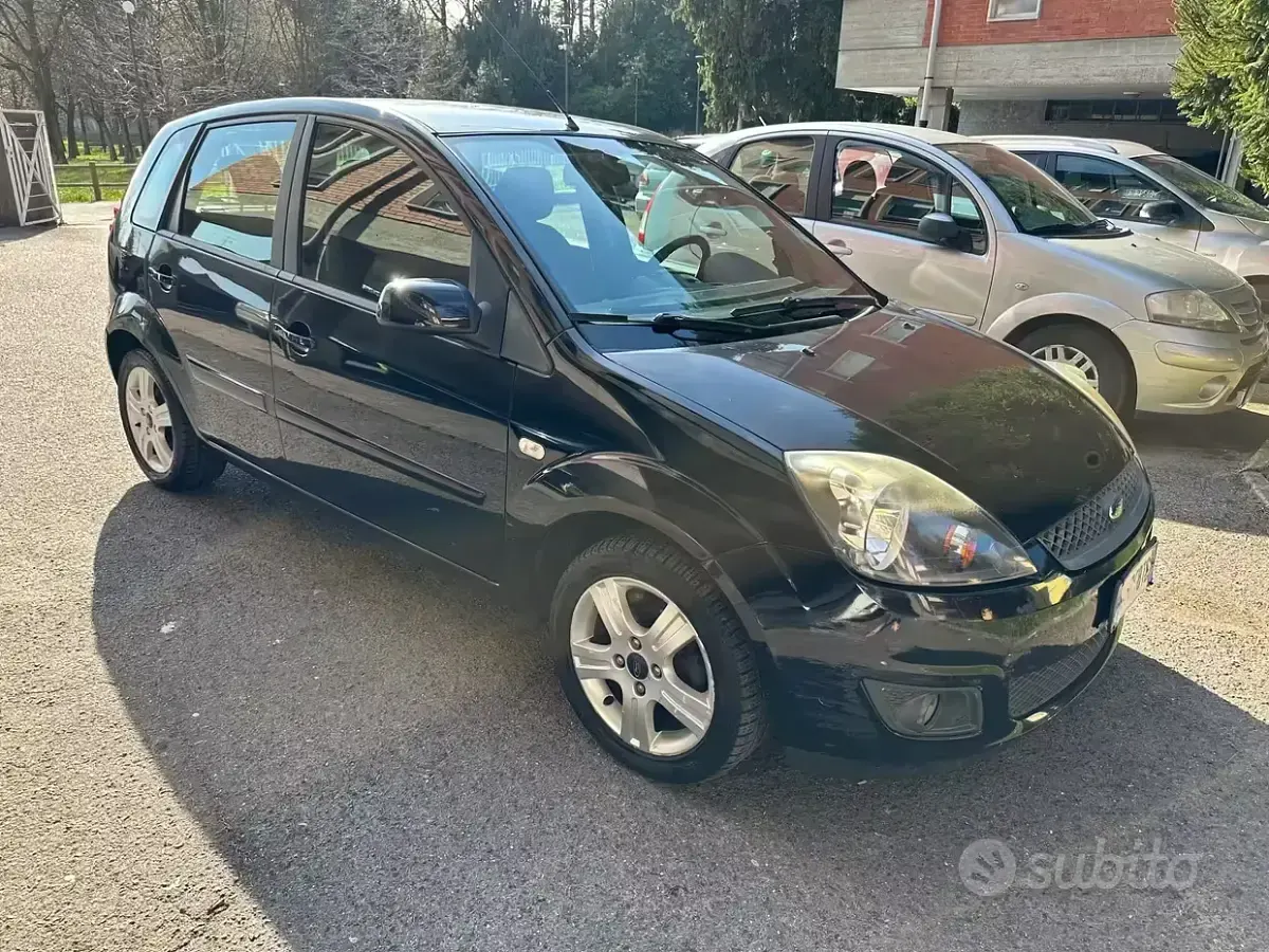 Begagnad Ford Fiesta Ghia 75 HK (55 kW) 2008 Svart Halvkombi