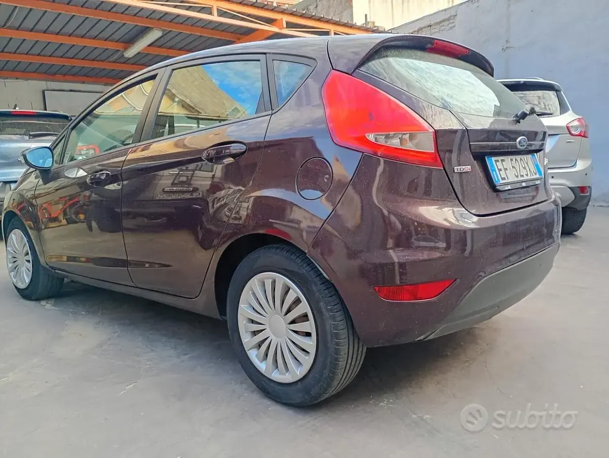 Usata Ford Fiesta Titanium 68 CV (50 kW) 2011 Marrone Berlina