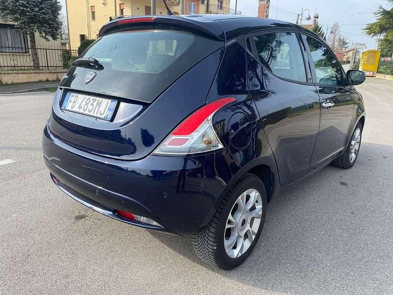 Usata Lancia Ypsilon Platinum 69 CV (50 kW) 2015 Blu/azzurro Utilitaria