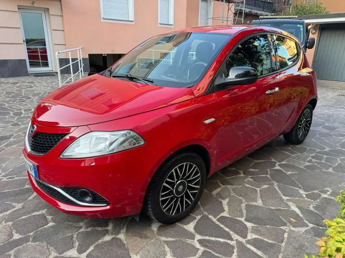Usata Lancia Ypsilon Gold 69 CV (50 kW) 2017 Rosso Utilitaria
