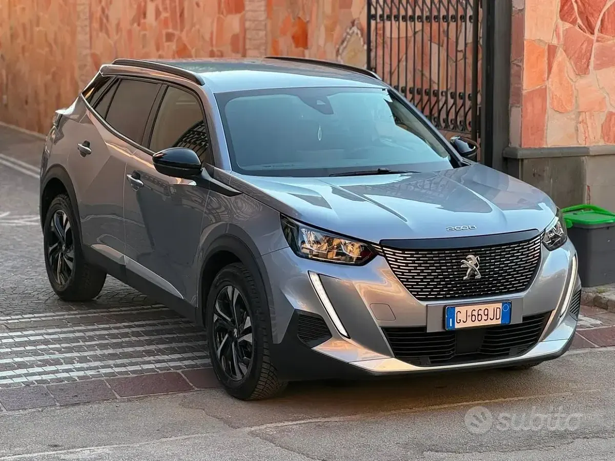 Usata Peugeot 2008 Allure 131 CV (96 kW) 2022 Grigio SUV