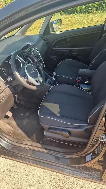 Usata Kia Venga 90 CV (66 kW) 2010 Nero Utilitaria