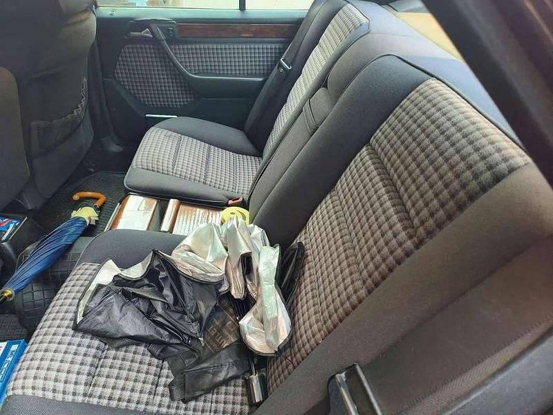 Usata Mercedes 200 Sportline 122 CV (89 kW) 1990 Nero Berlina