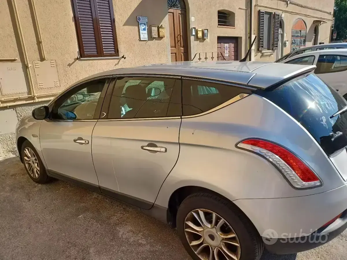 Usata Lancia Delta Gold 120 CV (88 kW) 2013 Grigio Utilitaria