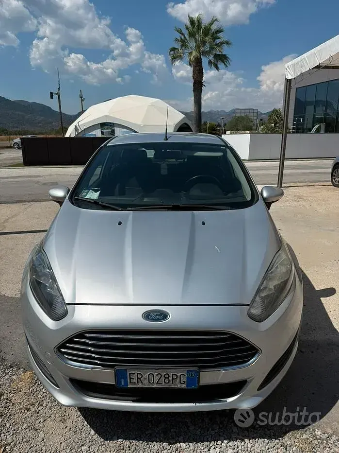 Usata Ford Fiesta 75 CV (55 kW) 2013 Grigio Berlina