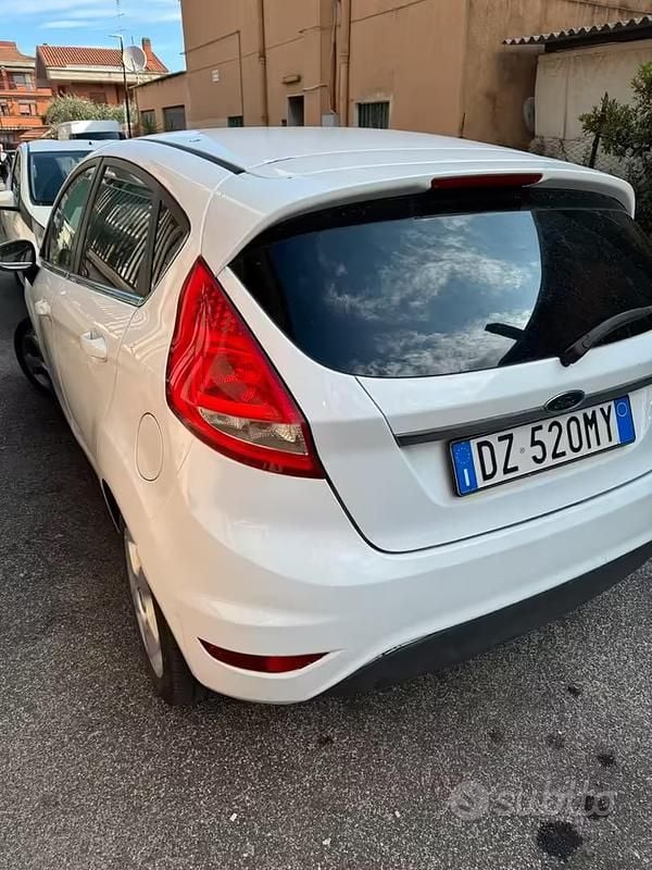 Usata Ford Fiesta 96 CV (70 kW) 2009 Bianco Utilitaria