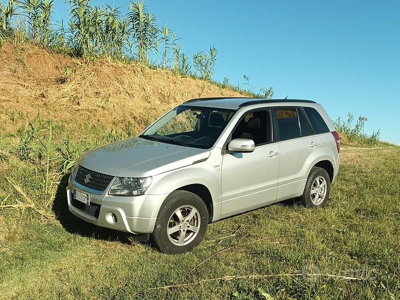 Grigio Usata 2010 Suzuki Grand Vitara SUV | 7700 € (Buon prezzo) - Immagine 1/3