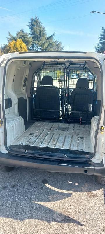 Usata Peugeot Bipper 75 CV (55 kW) 2010 Bianco Monovolume