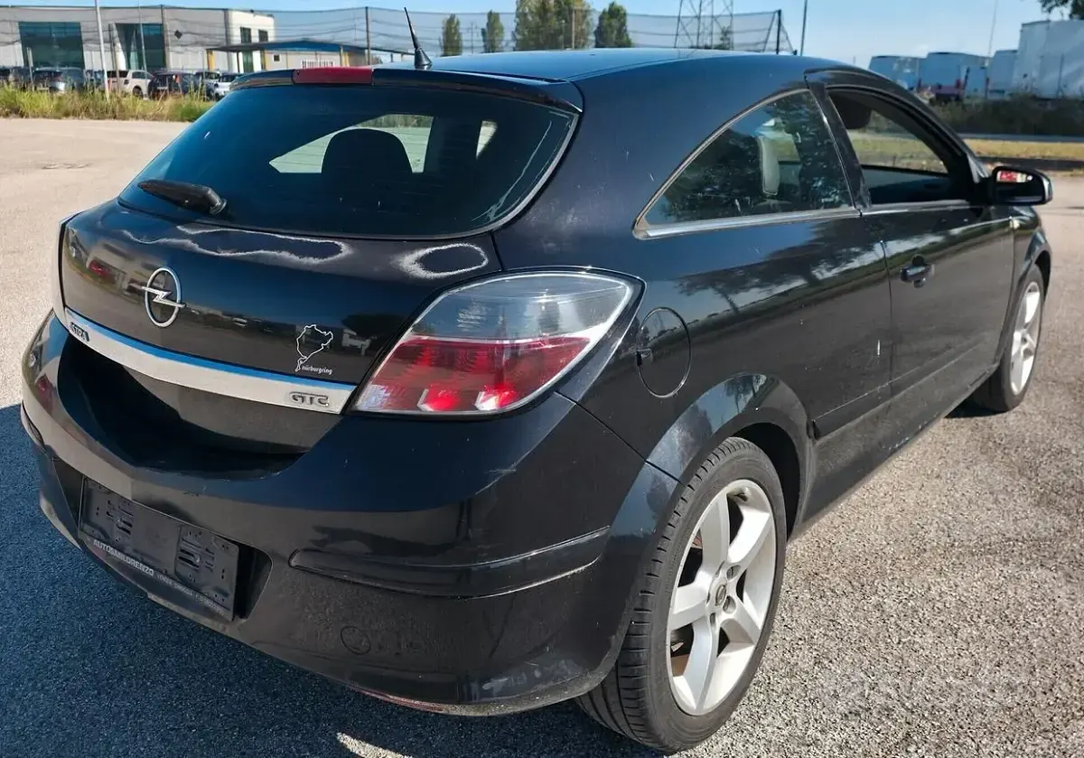 Usata Opel Astra GTC 105 CV (77 kW) 2006 Nero Berlina
