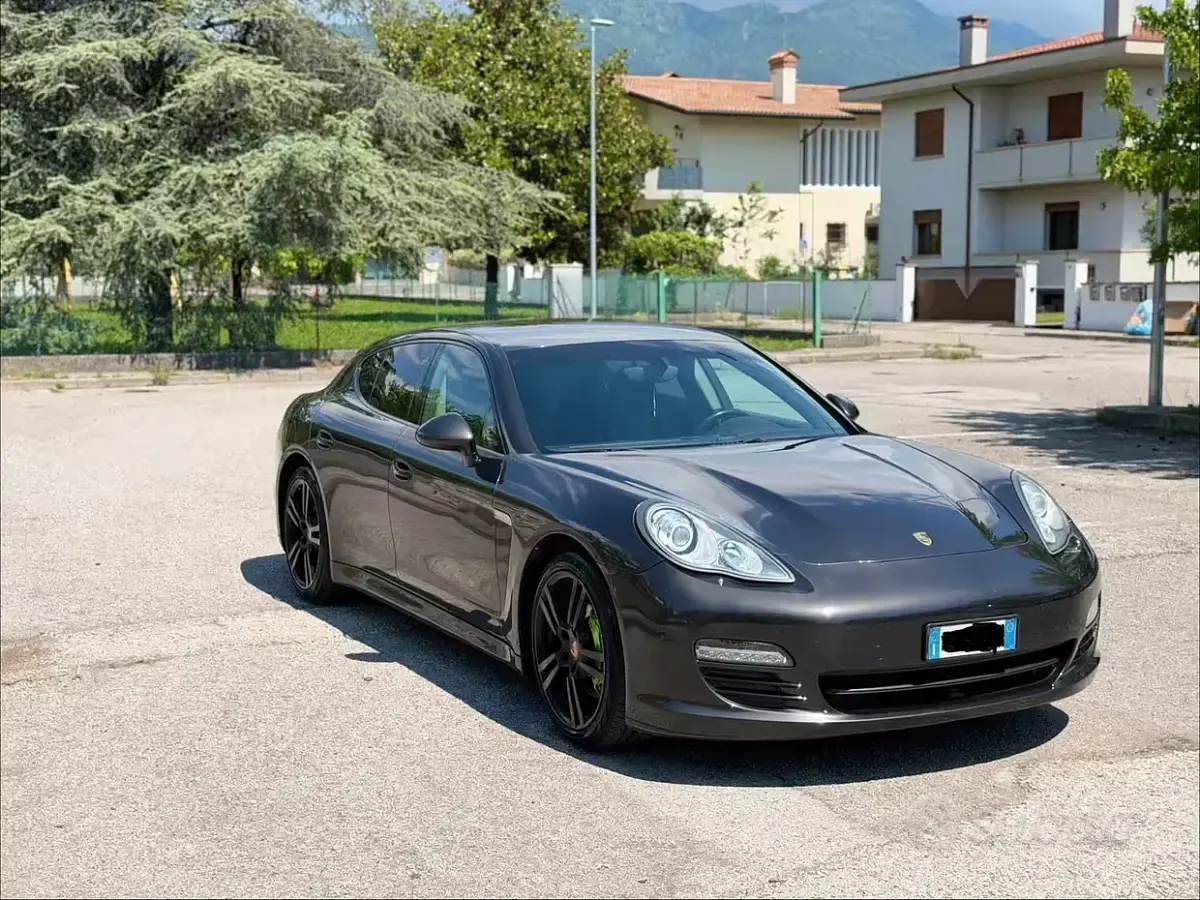 Usata Porsche Panamera 300 CV (220 kW) 2011 Marrone Utilitaria