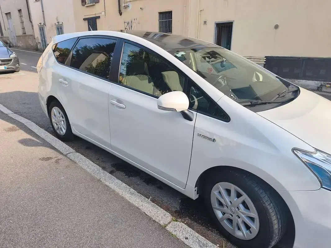 Usata Toyota Prius Lounge 99 CV (72 kW) 2012 Bianco Monovolume