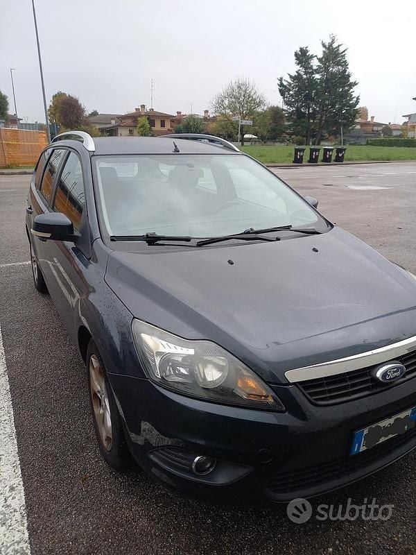 Usata 2010 Ford Focus Tre volumi | 2000 € (Ottimo prezzo) - Immagine 1/4