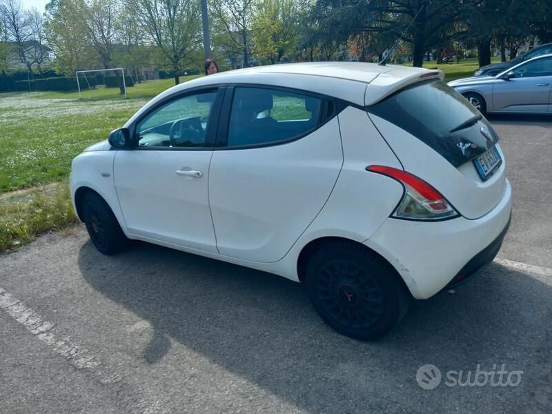 Usata Lancia Ypsilon 69 CV (50 kW) 2014 Bianco Utilitaria