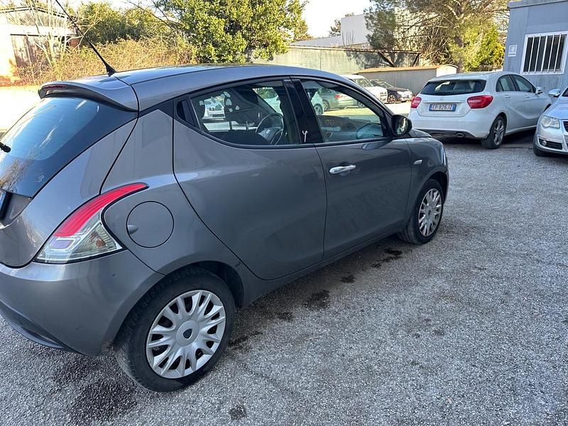 Usado Lancia Ypsilon Silver 95 HP (69 kW) 2012 Amarelo Citadino