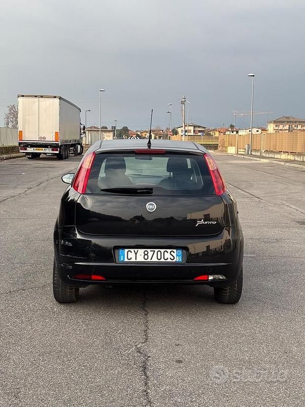 Usata Fiat Grande Punto Dynamic 75 CV (55 kW) 2005 Nero Utilitaria