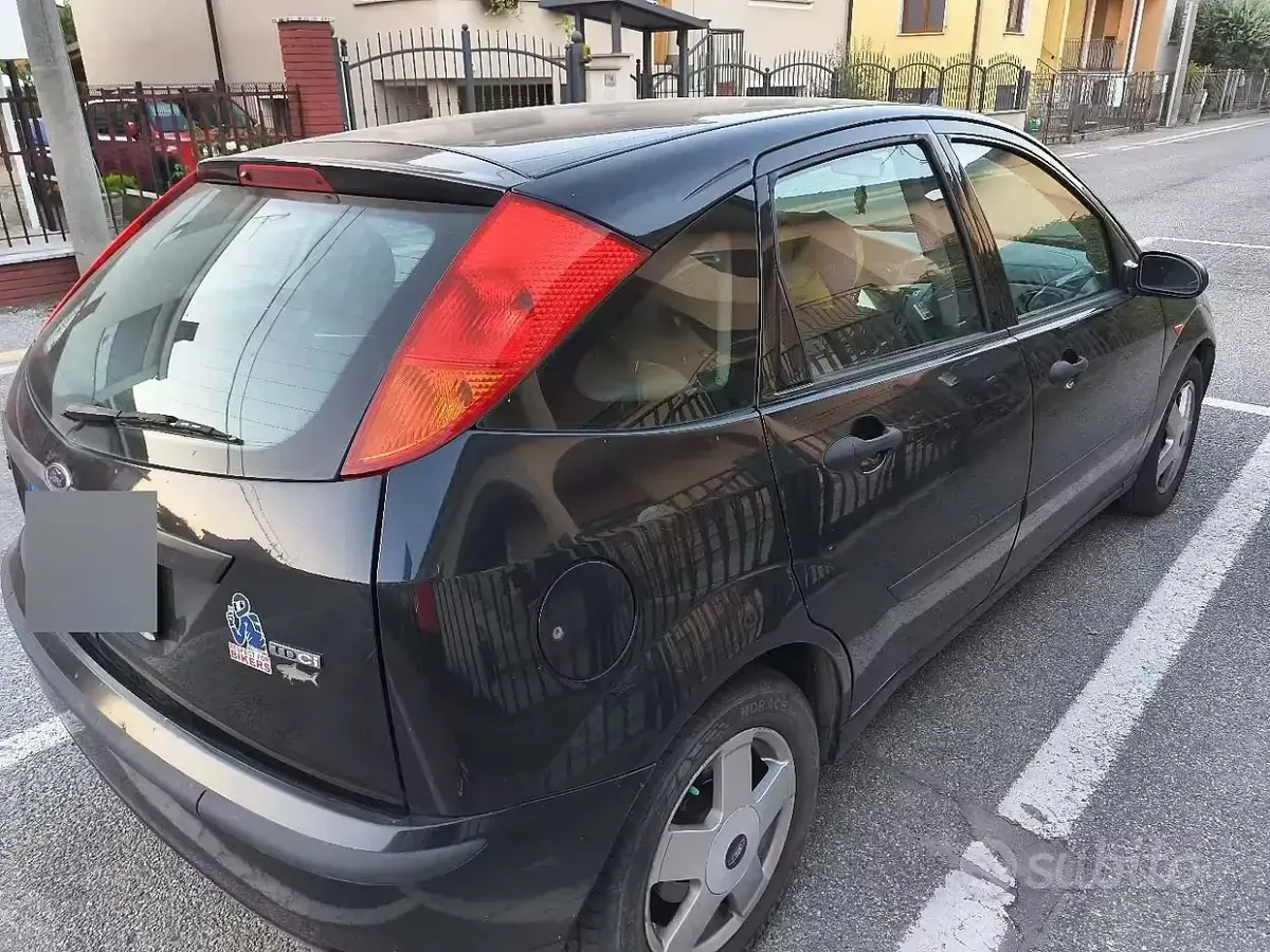 Usata Ford Focus 100 CV (73 kW) 2004 Nero Berlina