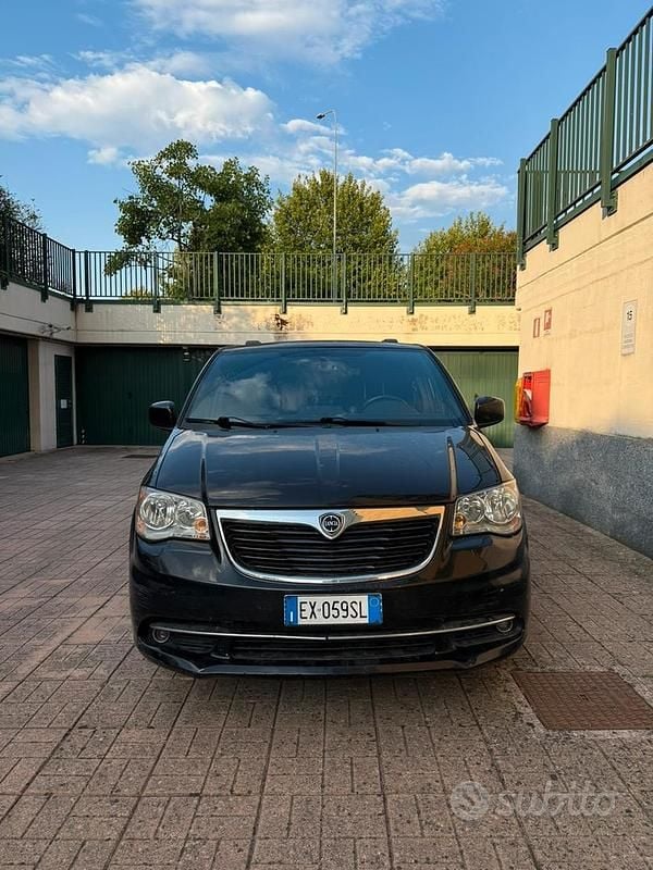 Usata Lancia Voyager Silver 177 CV (130 kW) 2011 Nero Monovolume