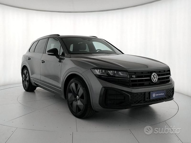 Usata VW Touareg R-line 231 CV (169 kW) 2024 Silicon grey metallizzato SUV