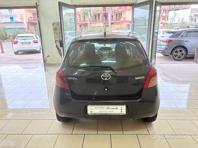 Usata Toyota Yaris 69 CV (50 kW) 2007 Nero Berlina