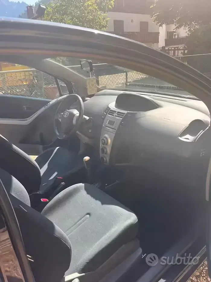 Usata Toyota Yaris 69 CV (50 kW) 2007 Nero Utilitaria