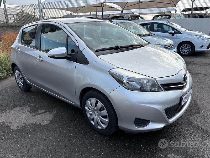 Usata Toyota Yaris 69 CV (50 kW) 2012 Grigio Berlina