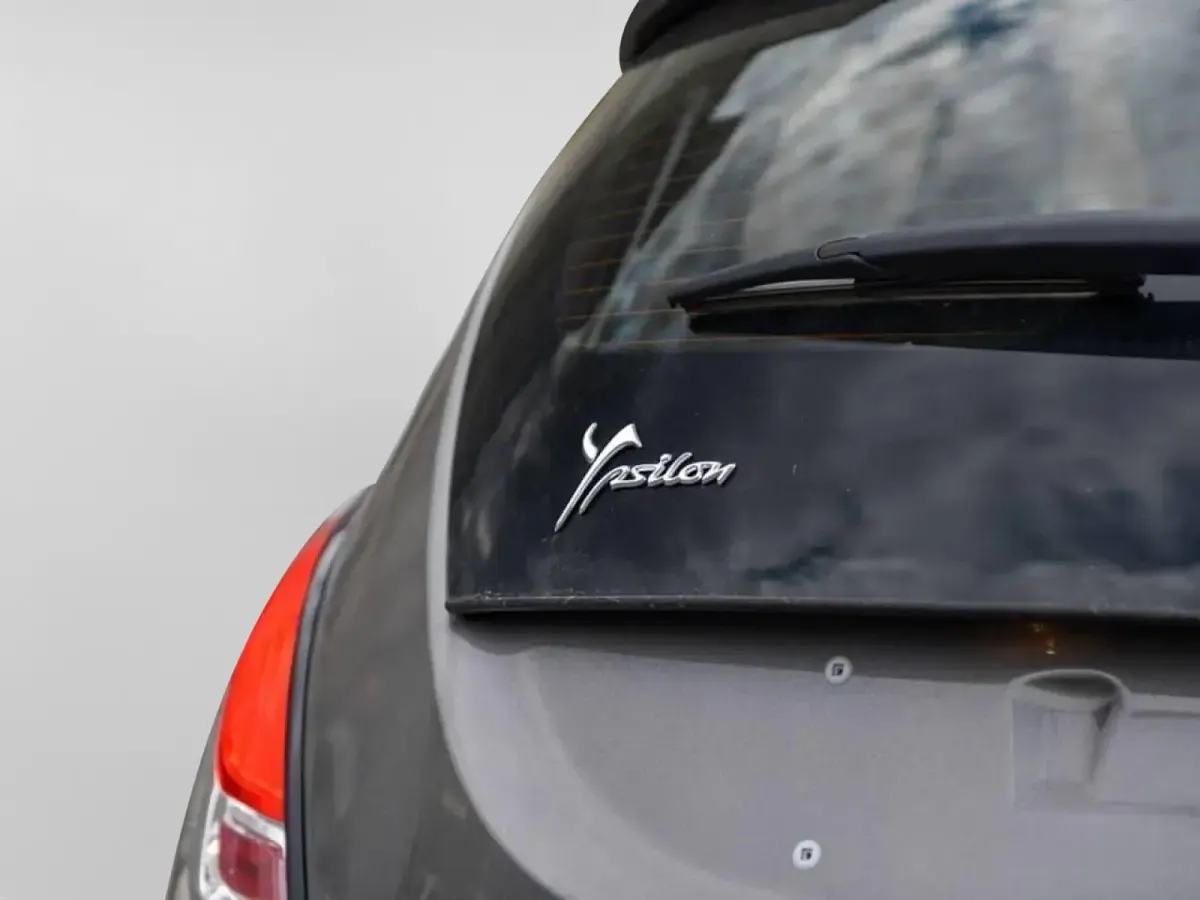 Usata Lancia Ypsilon Silver 70 CV (51 kW) 2023 Grigio Utilitaria
