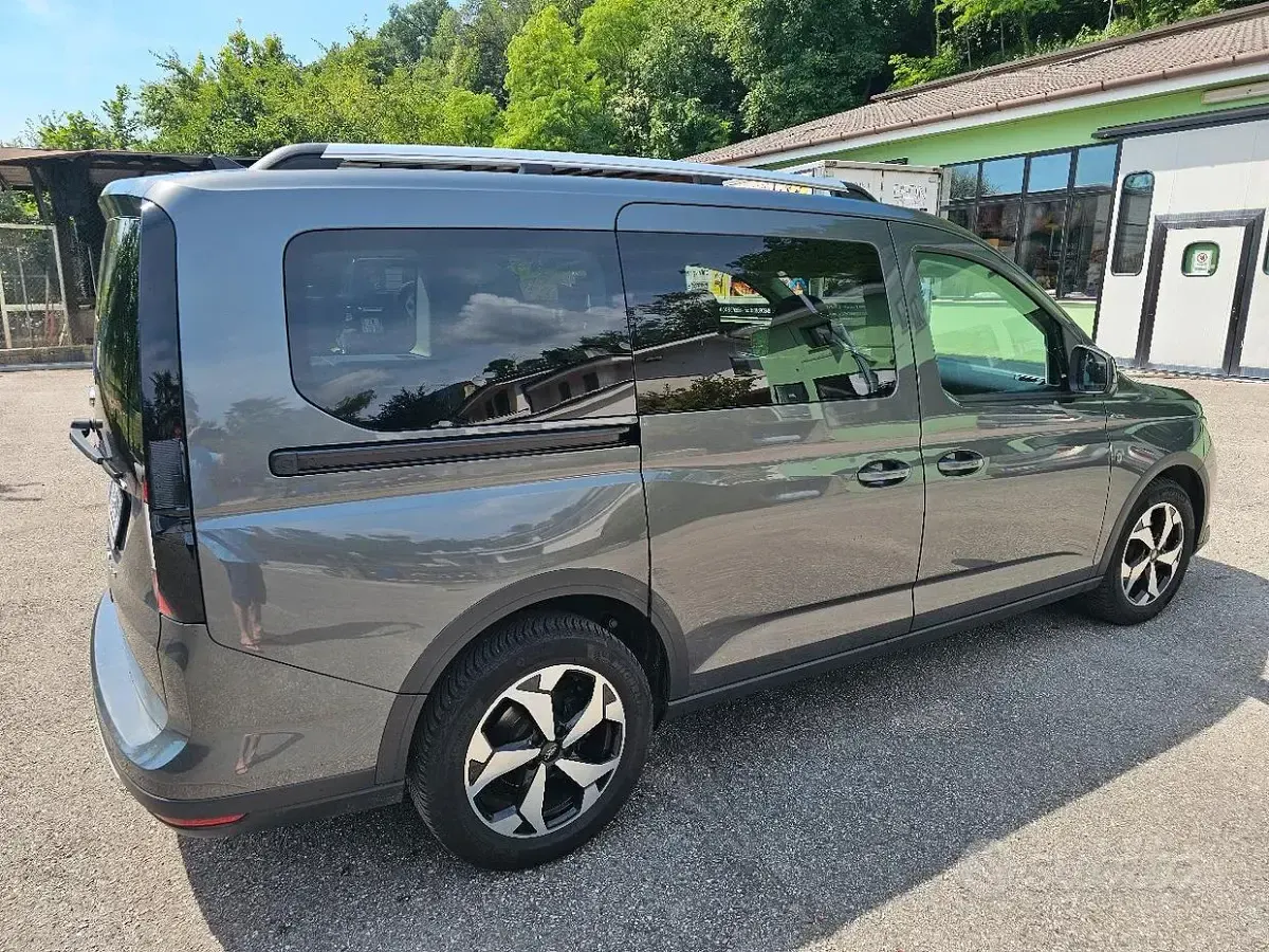 Usata Ford Tourneo 122 CV (89 kW) 2023 Grigio Monovolume