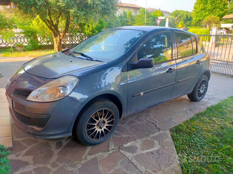 Usata Renault Clio II 54 CV (39 kW) 2005 Grigio Utilitaria
