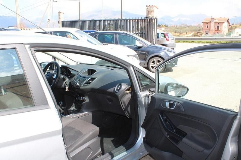 Usata Ford Fiesta 96 CV (70 kW) 2014 Grigio Utilitaria