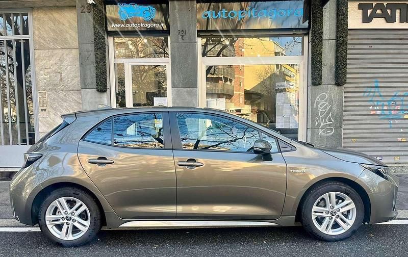 Grigio Usata 2021 Toyota Corolla Business Edition Tre volumi | 17.390 € (Ottimo prezzo) - Immagine 1/4