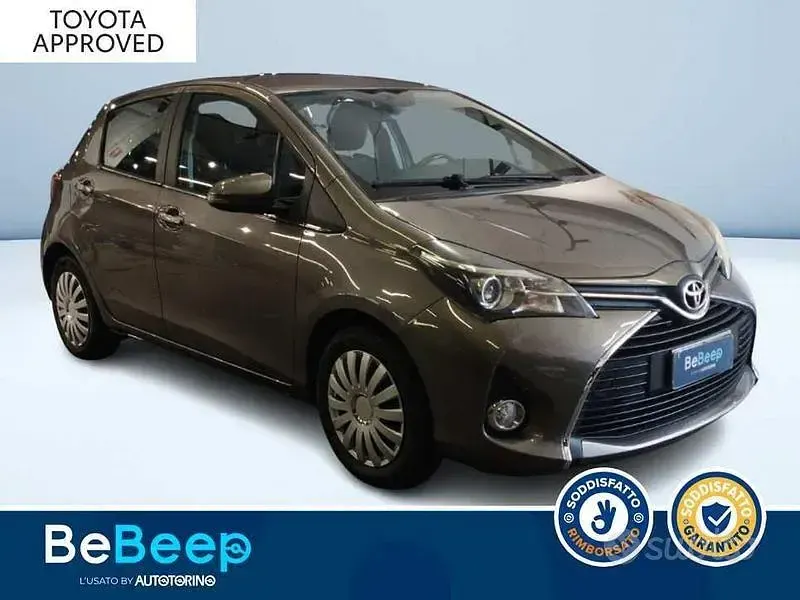 Usata Toyota Yaris Lounge 69 CV (50 kW) 2017 Bronzo metallizzato Berlina