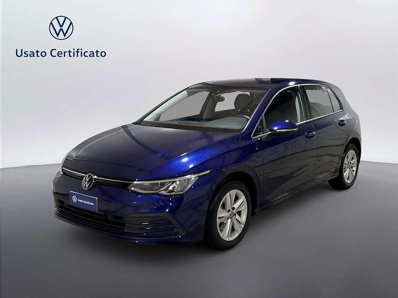 Usata VW Golf VIII Life 110 CV (80 kW) 2024 Atlantic blue metallizzato Berlina